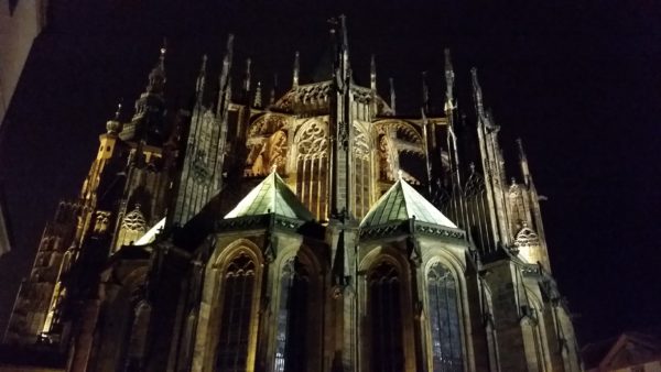 St Vitus大教堂布拉格后方夜间