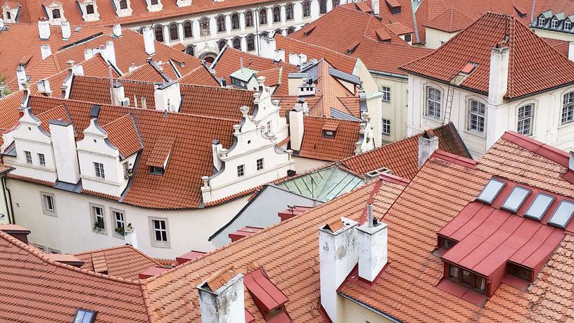 小城红色铺设屋,从城堡南花园视图,布拉格
