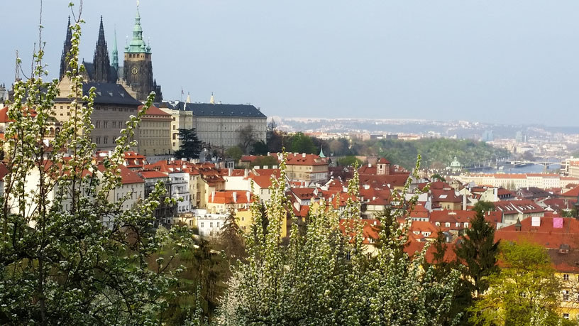 布拉格城堡和小城四月份从Perin公园