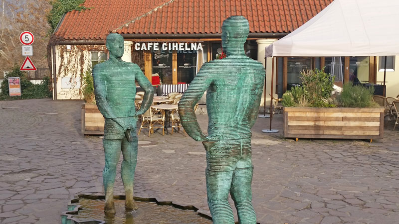 david Cerny雕塑撒尿人,2青铜雕像站在院子里池塘