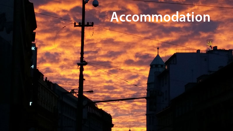 日落时分，布拉格橙色的天空衬托出建筑物的轮廓