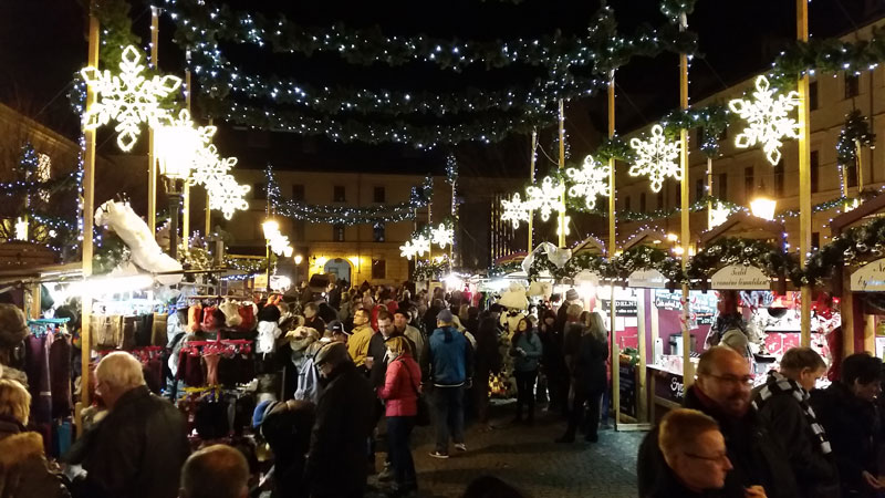 共和广场 Prague Christmas市场 个人小屋和雪花灯装饰