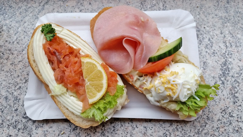 两片开菜三明治称为chlebicky,一片含火腿半煎蛋,另一片含烟鲑鱼和蛋黄酱