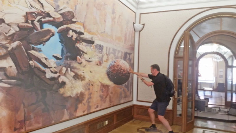 布拉格美术馆装饰墙显示炮弹穿透