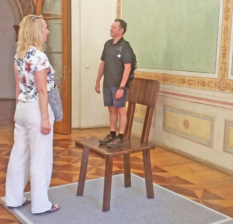 布拉格幻影美术馆女性面向 人站在轮椅上 光学幻觉使人小得多