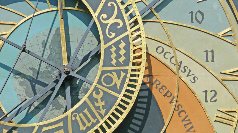 详细图画天文时表显示12小时分治、罗马数字画金和轮动算术符号