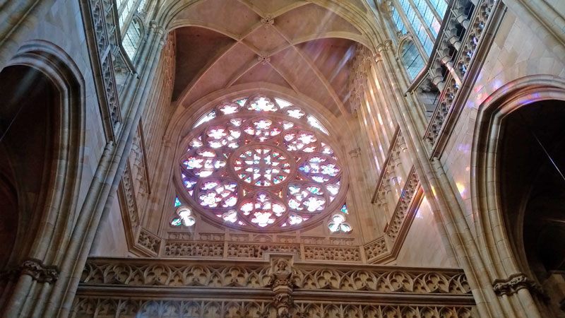布拉格城堡SaintVitus西门玫瑰窗从内部用可见色光束和石墙反射