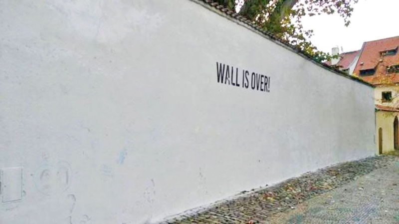 John Lennon墙涂白黑字 黑话墙块资本文本结束