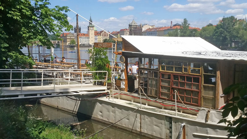 白餐厅驳船停靠河边Prague射击岛