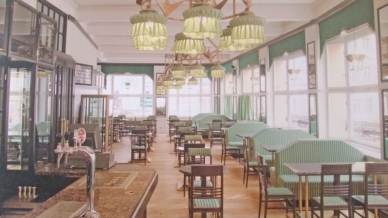 恢复大咖啡馆东幼稚风格绿金装饰和红木吧