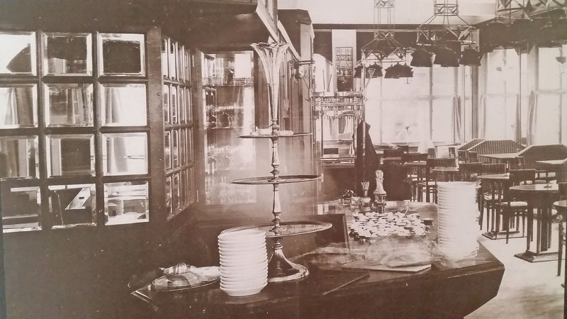 塞比亚图片显示1912年布拉格大咖啡馆东游