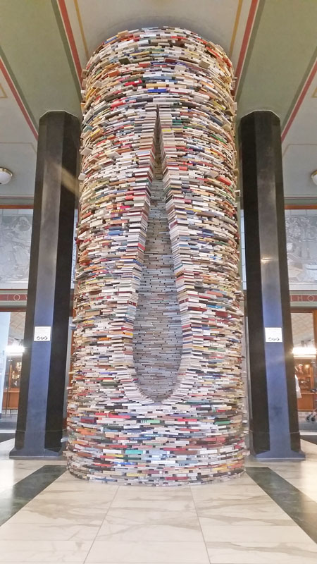 8000本书堆进圆柱和滴洞
