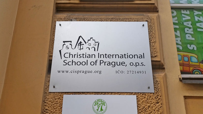 画墙上金属标志 说克里斯蒂安国际学院