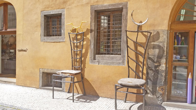 超尺寸艺术座椅靠在Praguetyn院子内构造哥特