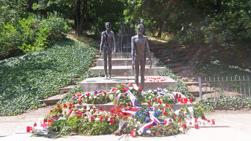 布拉格小城共产主义死难者纪念碑、铜形石阶、花圈和花