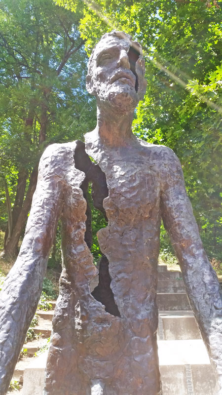 青铜雕像从右肩到纪念碑腰部向普莱格共产主义受难者