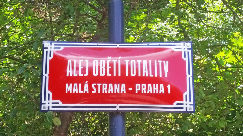 街道标志Czech翻译为极权主义受害者的巷子