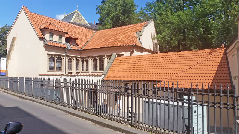 平复式两座楼配红色瓦房,称为pinkas犹太教堂