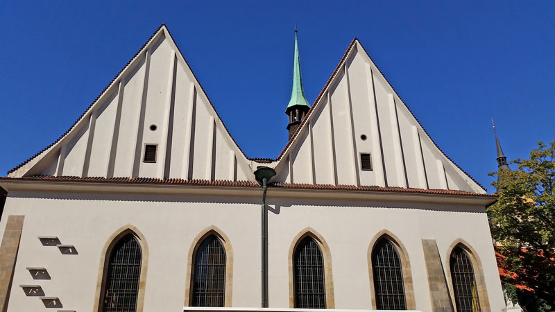 Prague新贝特勒赫小教堂和两马鞍顶对蓝天空