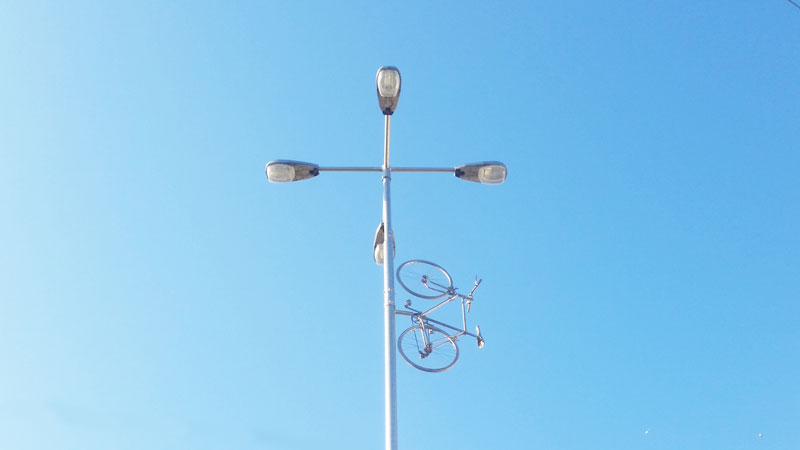 灯柱旋转光和脚踏车调用蓝天空