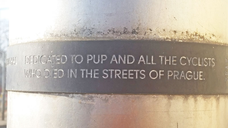 牌子贴在灯柱上 专为死在市街上骑车者