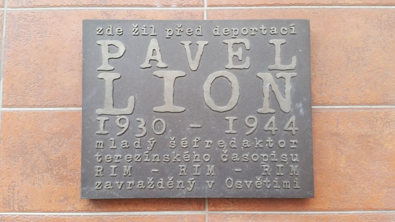 标语中墙上的牌子献给小狮子1930-1944