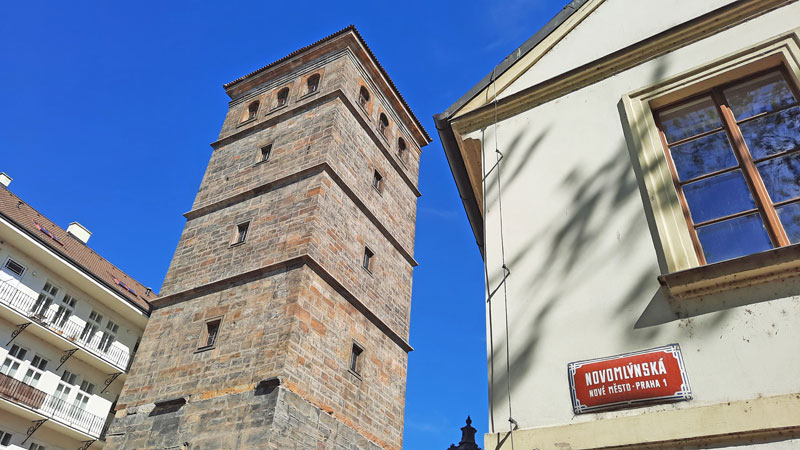 17世纪石水塔旁的czech街牌转换为通向新厂路