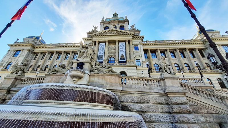 新反射布拉格国家博物馆Wenceslas广场上上上拍前台喷泉