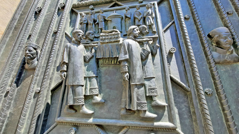 青铜大堂门细节显示St vitus遗迹