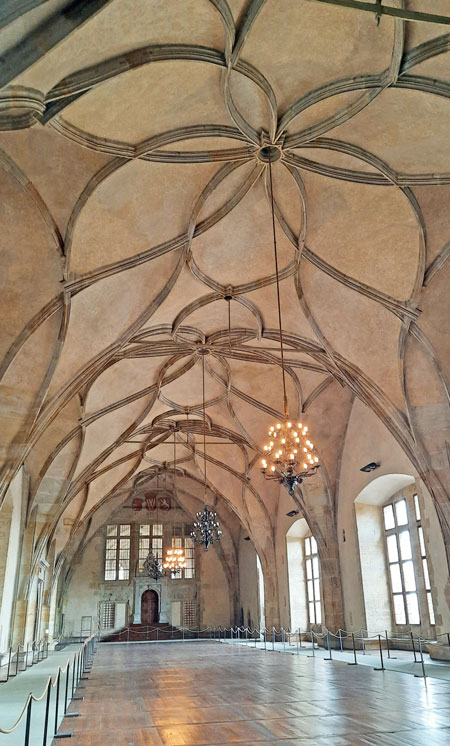 布拉格老王宫Vladislav大厅显示曲线封套天花板长度
