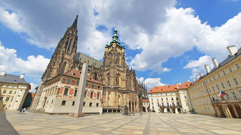 普鲁格城堡三院显示大教堂、老王宫、方尖碑和总统府