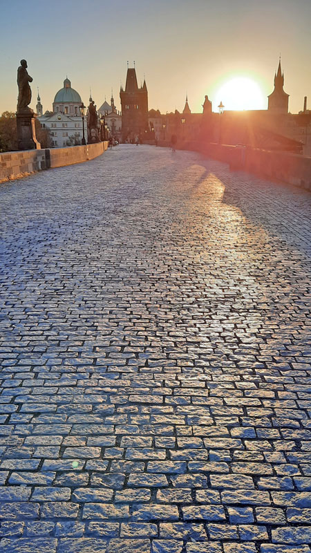 PragueCharles桥和太阳破旧城