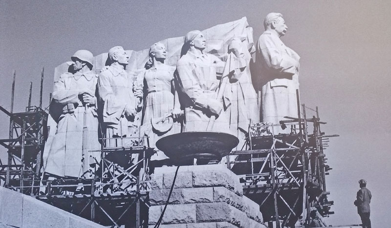 黑白图片显示用花岗石制作九字的pragueStalin雕像最后构造
