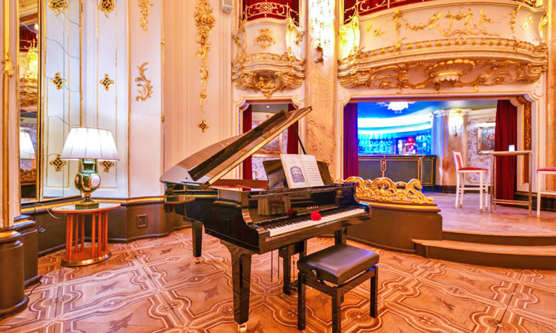 a grand钢琴博卡西奥舞厅 美硬木套接层和broque风格装饰