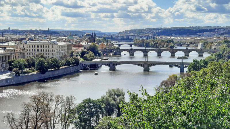 布拉格Vltava河和桥梁从HanavskyPavlon后方的风景