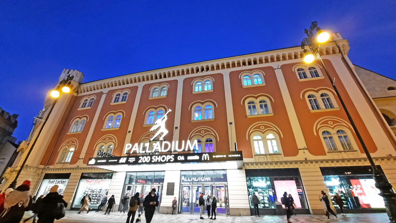 布拉格Palladium购物中心前端进入共和广场
