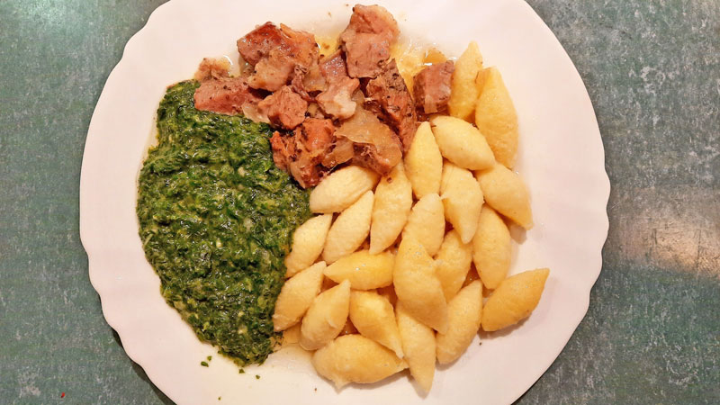 切奇食品库提配菠菜和马铃薯gnocchi