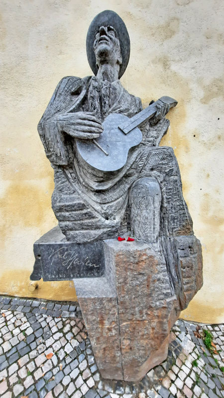 Karel Hašler在布拉格老城堡台阶上弹吉他像