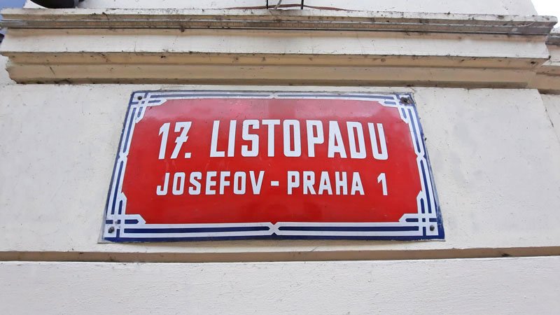 Prague街牌上写着 jewish区17Listopadu