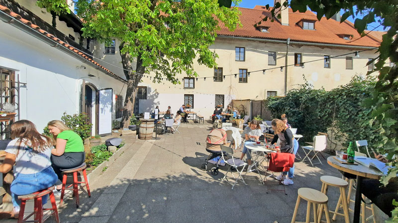 Cafe Truhlarna布拉格方济会花园