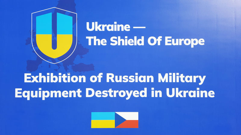 标志表示展览俄国被毁军事装备