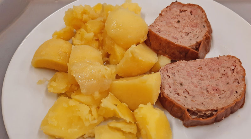 两片肉卷或Czechs称sekana加煮马铃薯