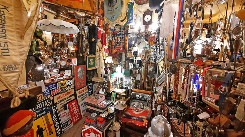 Prague店内称为bric编织品显示各种古董和跳蚤市场产品,包括czech纪念品