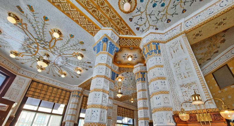 Prague咖啡馆帝国陶瓷天花板和列