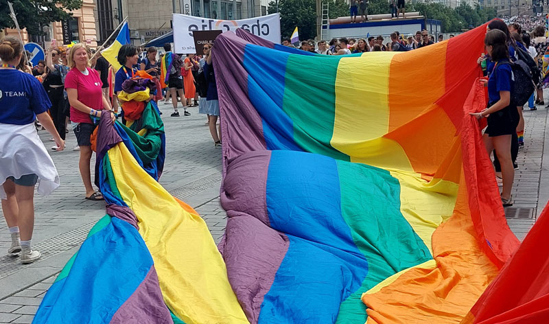 布拉格Pride队聚温塞斯拉广场并贴彩虹标语