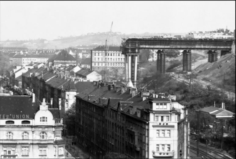 PragueNusle桥黑白图片显示1967年从Prague4端建