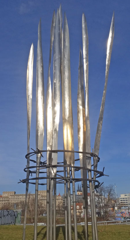 捷克斯洛伐克集体化受害者纪念馆由金属碎片组成,形式为谷粒嵌入带刺铁丝网