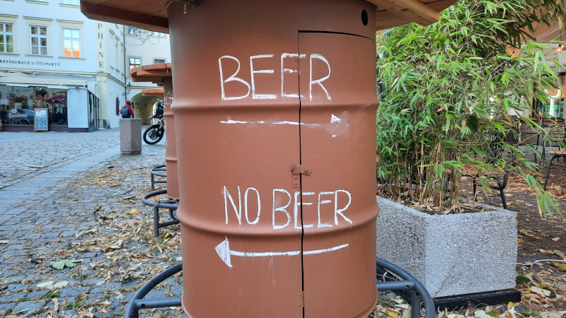 油桶加捷克牌表示啤酒或免啤酒