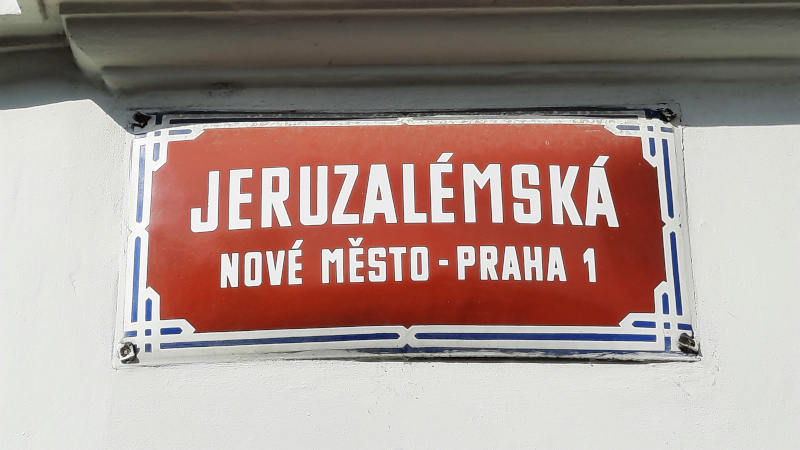 布拉格街牌表示Jeruzalemska红背景白文本
