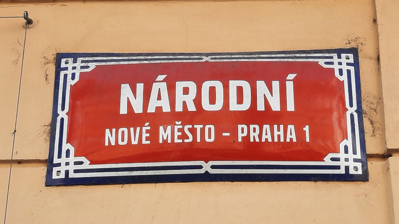 红白新城街牌叫narodni或National街